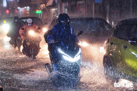 Hà Nội đang mưa lớn, cảnh báo ngập lụt- Ảnh 1. Cảnh báo mưa dông, gió giật mạnh ở trung tâm Hà Nội tối 19-6 - Ảnh: NAM TRẦN