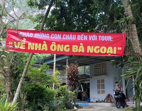 Băng rôn chào đón các cháu về nhà ông bà của ông Khánh Ba khiến dân mạng thả tim rần rần - Ảnh: NVCC Băng rôn chào đón các cháu về nhà ông bà của ông Khánh Ba khiến dân mạng thả tim rần rần - Ảnh: NVCC