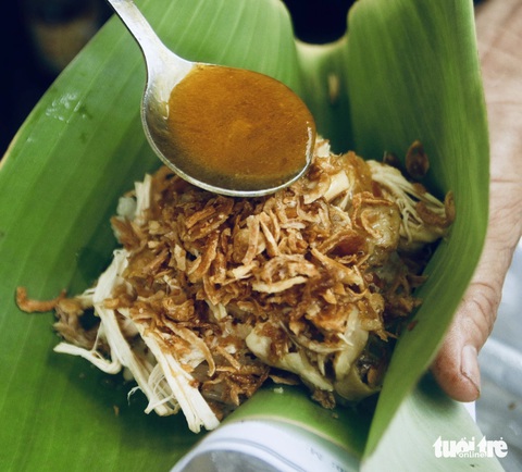 Gánh xôi gà cô Lệ hơn 30 năm ở ngã ba trung tâm Sài Gòn, đón nhận biết bao chân tình- Ảnh 1. Một gói xôi gà xé có giá 30.000 đồng - Ảnh: HỒ LAM