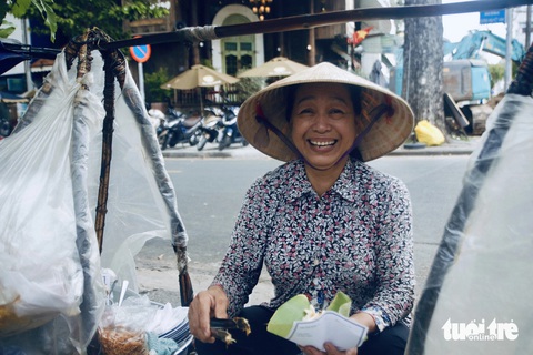 Gánh xôi gà cô Lệ hơn 30 năm ở ngã ba trung tâm Sài Gòn, đón nhận biết bao chân tình- Ảnh 4. Bà chủ gánh xôi gà cô Lệ với nụ cười hào sảng đậm chất Sài Gòn