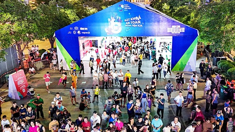 Chương trình khuyến mãi tập trung 2024: Giảm giá thêm nếu thanh toán không tiền mặt- Ảnh 1. Người dân thành phố tham gia các hoạt động trải nghiệm thanh toán không tiền mặt tại lễ hội tháng 6-2024 - Ảnh: PHƯƠNG QUYÊN