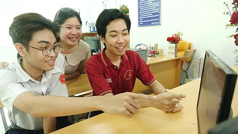 Điểm chuẩn tuyển sinh lớp 10 tại TP.HCM các trường tốp đầu không giảm hơn năm trước?- Ảnh 1. Cô trò Trường THCS Vân Đồn, Q.4, TP.HCM, tra cứu điểm thi lớp 10 năm 2024 trên Tuổi Trẻ Online vào sáng 19-6 - Ảnh: NHƯ HÙNG