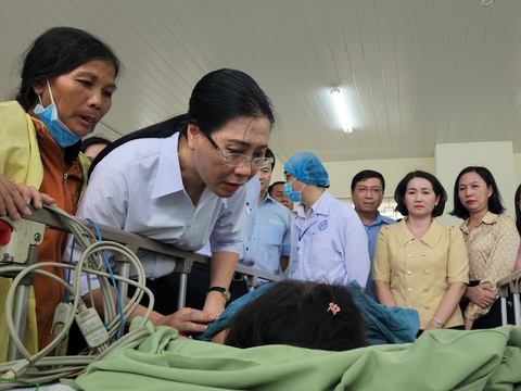 Bí thư Tỉnh ủy Quảng Ngãi thăm 2 cháu bé sống sót sau vụ trọng án truy sát cả nhà- Ảnh 1. Bà Bùi Thị Quỳnh Vân, bí thư Tỉnh ủy Quảng Ngãi, hỏi thăm cháu Y., cháu bé tỉnh và có thể nói chuyện được - Ảnh: TRẦN MAI
