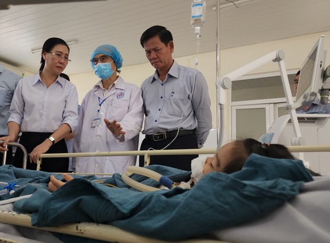 Bí thư Tỉnh ủy Quảng Ngãi thăm 2 cháu bé sống sót sau vụ trọng án truy sát cả nhà- Ảnh 2. Bác sĩ Lê Văn Thiều (giữa), giám đốc Bệnh viện Đa khoa tỉnh Quảng Ngãi, trao đổi với bí thư Tỉnh ủy và bí thư Thành ủy Quảng Ngãi về tình trạng của cháu N. - Ảnh: TRẦN MAI