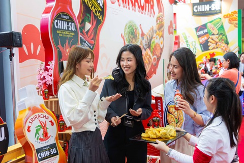Masan Group vào Top 500 công ty lớn nhất Đông Nam Á- Ảnh 2. Masan giới thiệu sản phẩm tương ớt CHIN-SU Sriracha mới đến người tiêu dùng Nhật Bản