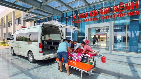 Chuyển viện: Làm sao giảm căng thẳng?- Ảnh 1. Bệnh nhân được chuyển từ Bệnh viện Đa khoa Tiền Giang lên TP.HCM để tiếp tục điều trị - Ảnh: HOÀI THƯƠNG