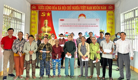 Dai-ichi Life Việt Nam chi trả quyền lợi bảo hiểm hơn 21.000 tỉ đồng cho 1,8 triệu trường hợp- Ảnh 2. Ông Trần Đình Quân, chủ tịch Hội đồng Thành viên Dai-ichi Life Việt Nam kiêm chủ tịch Quỹ Vì cuộc sống tươi đẹp (áo thun đỏ), đến thăm và trao tặng quà cho người dân có hoàn cảnh khó khăn tại tỉnh Khánh Hòa tháng 6-2024