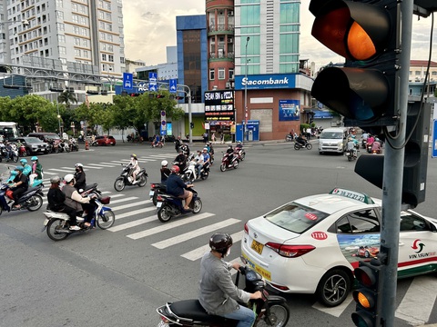 Nên bỏ suy nghĩ tăng tốc vượt đèn vàng- Ảnh 1. Xe chạy ráng qua đèn vàng giao lộ Huỳnh Văn Bánh, Nguyễn Văn Trỗi, quận Phú Nhuận, TP.HCM vào chiều 18-6 - Ảnh: T.T.D.