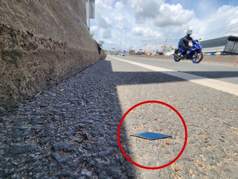 Đinh nhọn 'tái xuất' trên quốc lộ 1, đoạn lên cầu vượt An Sương- Ảnh 1. Đinh hình thoi sắc nhọn tại đoạn lên cầu vượt An Sương - Ảnh: NGỌC KHẢI