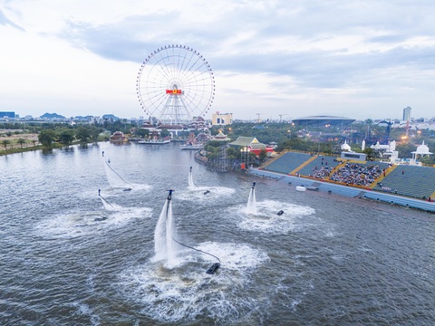 Độc đáo đại tiệc đa giác quan tại Da Nang Downtown - Awaken River- Ảnh 1. Hồi hộp và mãn nhãn là 2 tính từ mô tả trọn vẹn cảm xúc được