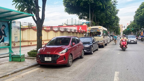 Giải quyết nạn ô tô đậu vô tội vạ- Ảnh 1. Một số điểm đón trả xe buýt trên đường Lê Trọng Tấn (quận Thanh Xuân, Hà Nội) bị cản trở vì ô tô đậu sai quy định - Ảnh: QUỲNH TRANG