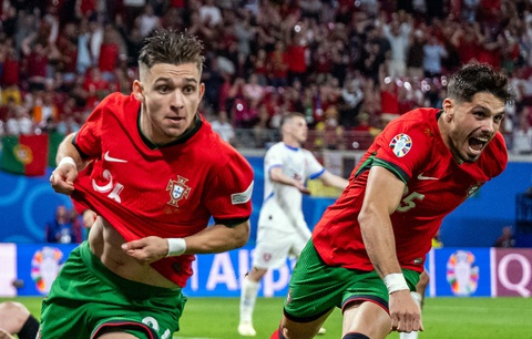 Cầu thủ ghi 'bàn thắng vàng' cho Bồ Đào Nha là ai?- Ảnh 1. Francisco (trái) ăn mừng bàn thắng - Ảnh: UEFA