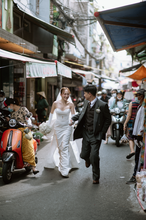 Cô dâu chú rể chụp ảnh cưới trong chợ, lựa cá, mua rau- Ảnh 2.