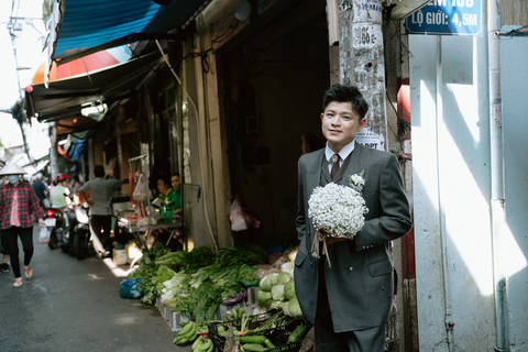 Cô dâu chú rể chụp ảnh cưới trong chợ, lựa cá, mua rau- Ảnh 6. Chợ là nơi chú rể Chun Chan sinh sống và lớn lên - Ảnh: TaMo Studio