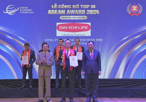 Dai-ichi Life Việt Nam chi trả quyền lợi bảo hiểm hơn 21.000 tỉ đồng cho 1,8 triệu trường hợp- Ảnh 1. Ông Yoshihito Takahama - Phó Tổng giám đốc điều hành kiêm Phó Tổng giám đốc hành chính tổng hợp Dai-ichi Life Việt Nam (giữa), nhận danh hiệu “Top 10 Doanh nghiệp Tiêu biểu ASEAN 2024” được tổ chức tại Singapore vào 5-2024.