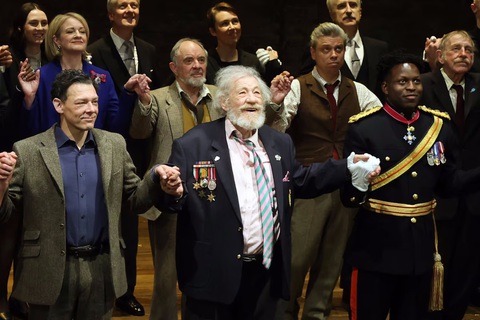 Lão Gandalf Ian McKellen bị ngã khỏi sân khấu ở tuổi 85- Ảnh 2. Ian McKellen trong một vở diễn Player Kings hồi tháng 4-2024, ông thường xuyên diễn vở này tại Anh thời gian gần đây, khán giả khen ông cực kỳ giàu năng lượng, không giống ông lão ngoài 80 - Ảnh: GETTY IMAGES