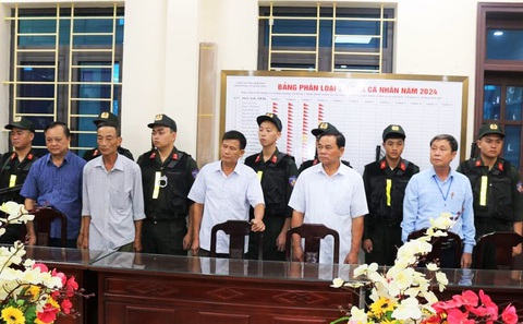 Khởi tố 5 cán bộ liên quan sai phạm đất đai tại Cồn Xanh- Ảnh 1. Cơ quan điều tra Công an tỉnh Nam Định tống đạt các quyết định khởi tố đối với 5 bị can là cán bộ, lãnh đạo liên quan sai phạm đất đai tại khu vực Cồn Xanh - Ảnh: Công an Nam Định