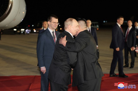 Ông Kim Jong Un đón ông Putin tại sân bay Bình Nhưỡng lúc rạng sáng- Ảnh 4. Hai nhà lãnh đạo Nga và Triều Tiên có cái ôm thân mật tại buổi đón - Ảnh: REUTERS