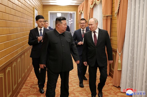 Ông Kim Jong Un đón ông Putin tại sân bay Bình Nhưỡng lúc rạng sáng- Ảnh 7. Đây là chuyến thăm đầu tiên của ông Putin tới Triều Tiên sau 24 năm. Sự kiện này diễn ra giữa lúc quan hệ Nga - Triều Tiên có những bước phát triển mới trong thời gian gần đây. Năm 2023, ông Kim cũng có lần xuất ngoại hiếm hoi khi đến thăm Nga - Ảnh: REUTERS