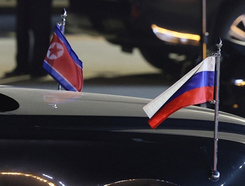Ông Kim Jong Un đón ông Putin tại sân bay Bình Nhưỡng lúc rạng sáng- Ảnh 3. Cờ Nga và Triều Tiên gắn trên xe trong đoàn tham gia lễ đón Tổng thống Putin ngày 19-6. Hình ảnh trước đó cho thấy thủ đô Bình Nhưỡng của Triều Tiên được trang trí bằng ảnh chân dung và quốc kỳ Nga để chuẩn bị cho chuyến thăm Triều Tiên của ông Putin - Ảnh: REUTERS