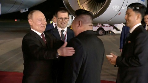 Ông Kim Jong Un đón ông Putin tại sân bay Bình Nhưỡng lúc rạng sáng- Ảnh 5. Hai bên có những trao đổi ngắn trước lúc rời sân bay - Ảnh: REUTERS