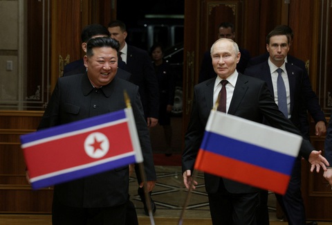 Ông Kim Jong Un đón ông Putin tại sân bay Bình Nhưỡng lúc rạng sáng- Ảnh 8. Giới quan sát cho rằng chuyến thăm lần này của ông Putin sẽ củng cố quan hệ hợp tác Nga - Triều Tiên, và nhiều khả năng sẽ có một số văn bản được ký kết liên quan tới kinh tế, công nghệ và quân sự - Ảnh: REUTERS