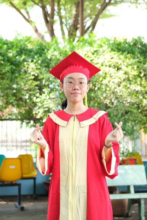 Thủ khoa lớp 10 TP.HCM năm 2024 Em Nguyễn Minh Anh trong lễ ra trường năm học 2023-2024 - Ảnh: NTCC