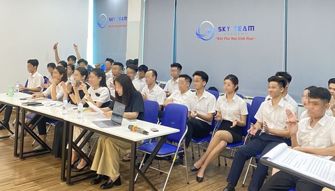 Có gì ở 'lò đào tạo nhân viên hàng không' Skyteam?- Ảnh 2. Học viên trong một khóa đào tạo của Skyteam - Ảnh trên website của Skyteam