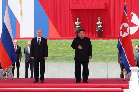 Lãnh đạo hai nước tham dự lễ đón chính thức ông Putin - Ảnh: SPUTNIK Ông Putin và ông Kim dự lễ đón sáng 19-6 - Ảnh: SPUTNIK