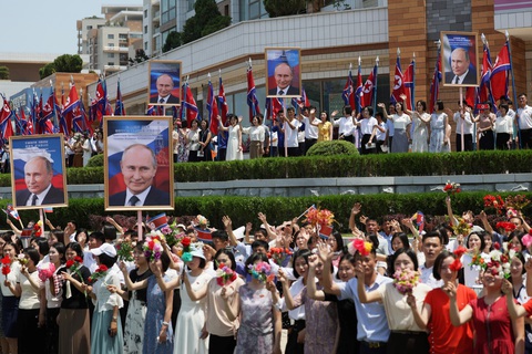 Người dân Bình Nhưỡng xuống đường đón ông Putin - Ảnh: REUTERS Người dân Bình Nhưỡng xuống đường đón ông Putin - Ảnh: SPUTNIK