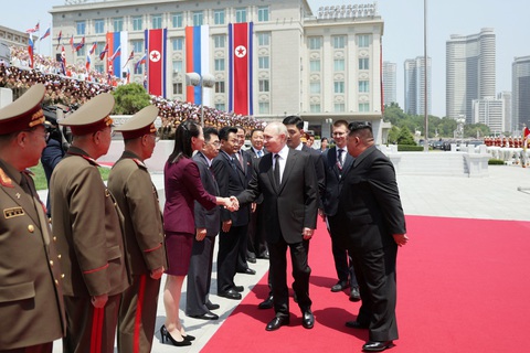 Ông Putin bắt tay bà Kim Yo Jong - em gái ông Kim Jong Un tại lễ đón - Ảnh: REUTERS Ông Putin bắt tay bà Kim Yo Jong - em gái ông Kim Jong Un - tại lễ đón - Ảnh: SPUTNIK