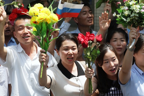 Ảnh người dân Triều Tiên tràn xuống đường chào đón ông Putin- Ảnh 5. Người dân Bình Nhưỡng xuống đường đón ông Putin - Ảnh: SPUTNIK
