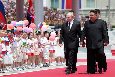 Ảnh người dân Triều Tiên tràn xuống đường chào đón ông Putin- Ảnh 1. Tổng thống Nga Vladimir Putin (trái) và nhà lãnh đạo Triều Tiên Kim Jong Un tham dự lễ đón cấp nhà nước của Bình Nhưỡng dành cho nguyên thủ Nga - Ảnh: SPUTNIK