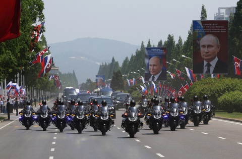 Đội mô tô dẫn đoàn xe hộ tống ông Putin ở Bình Nhưỡng. Ảnh chân dung của tổng thống Nga được đặt ở khắp các tuyến phố lớn của thành phố này - Ảnh: REUTERS Đội mô tô dẫn đoàn xe hộ tống ông Putin ở Bình Nhưỡng. Ảnh chân dung của tổng thống Nga được đặt ở khắp các tuyến phố lớn của thành phố này - Ảnh: SPUTNIK