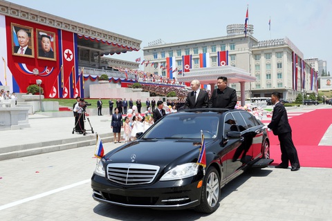 Ông Putin và ông Kim dự lễ đón sáng 19-6 - Ảnh: REUTERS Ông Putin và ông Kim dự lễ đón sáng 19-6 - Ảnh: SPUTNIK