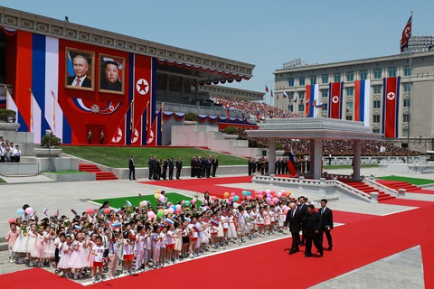 Ảnh người dân Triều Tiên tràn xuống đường chào đón ông Putin- Ảnh 6. Toàn cảnh quảng trường Kim Nhật Thành - nơi tổ chức lễ đón chính thức ông Putin - Ảnh: SPUTNIK