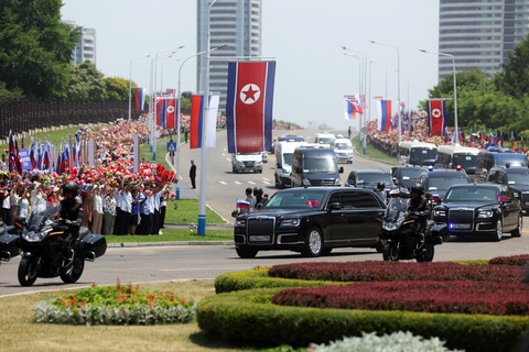 Đoàn xe hộ tống ông Putin từ sân bay Bình Nhưỡng về nhà khách quốc gia Triều Tiên. Đường phố Bình Nhưỡng được trang trí khắp nơi bởi cờ hai nước, với người dân đổ ra đường đón ông Putin rất đông. - Ảnh Đoàn xe hộ tống ông Putin từ sân bay Bình Nhưỡng về các địa điểm tiếp theo. Đường phố Bình Nhưỡng được trang trí khắp nơi bởi cờ hai nước, với người dân đổ ra đường đón ông Putin rất đông - Ảnh: SPUTNIK