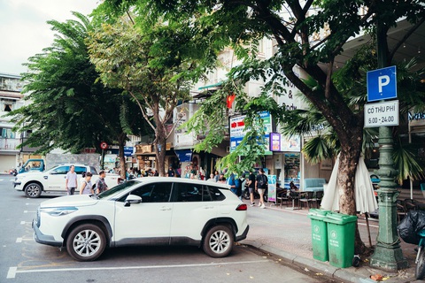 Giải quyết nạn ô tô đậu vô tội vạ- Ảnh 3. Bãi đỗ xe thu phí trên đường Phan Bội Châu, quận 1, TP.HCM - Ảnh: THANH HIỆP