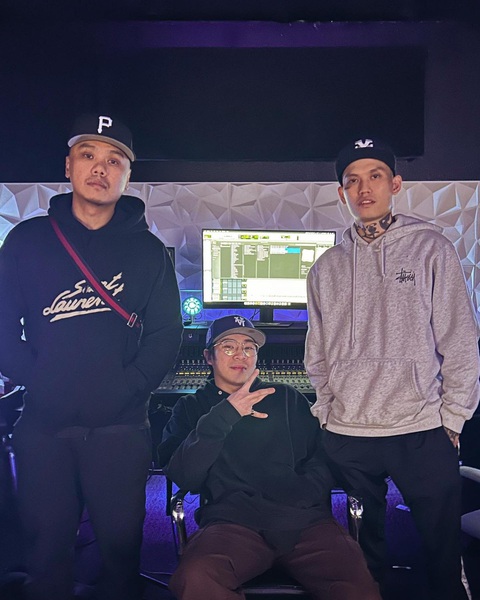H.10. Chris gặp Rapper Thái VG (trái) (HLV trong trương trình Rap Việt Mùa 3 tại Việt Nam), tại phòng thu ở Los Angeles (Mỹ) - Ảnh: Chris CC
