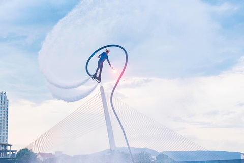 Độc đáo đại tiệc đa giác quan tại Da Nang Downtown - Awaken River- Ảnh 2. Âm nhạc, pháo sáng và những màn nhào lộn liên tiếp trên không chính là điểm độc đáo của show diễn - Ảnh: BÁ ƯỚC
