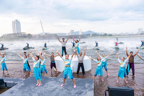 Độc đáo đại tiệc đa giác quan tại Da Nang Downtown - Awaken River- Ảnh 6. Dàn nghệ sĩ và vận động viên chào tạm biệt khán giả ở cuối show diễn - Ảnh: BÁ ƯỚC