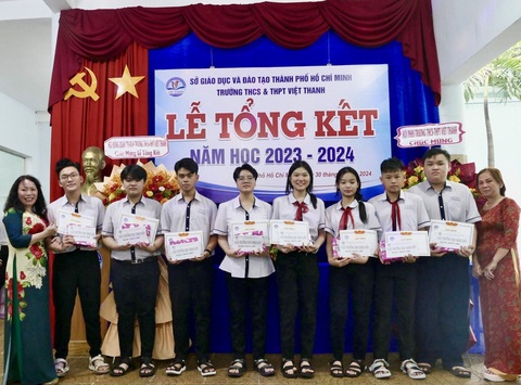 Chọn trường tư thục cho con, phụ huynh cần lưu ý gì- Ảnh 1. Trao thưởng cho học sinh đạt thành tích cao năm học 2023 - 2024