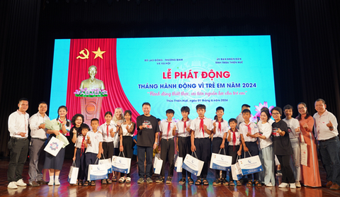 Home Credit trao học bổng cho 100 học sinh có hoàn cảnh khó khăn tại Huế- Ảnh 1. Ông Pham Ngoc Khang (áo đen), tổng giám đốc Home Credit Việt Nam, trao học bổng cho các học sinh - Ảnh: CTV