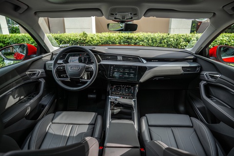 Audi Q8 e-tron ra mắt Việt Nam, giá từ 3,8 tỉ đồng, tặng thêm cả sạc- Ảnh 7. Audi Q8 e-tron ra mắt Việt Nam, giá từ 3,8 tỉ đồng, tặng thêm cả sạc- Ảnh 7.