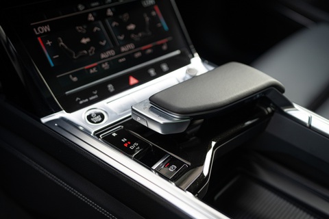 Audi Q8 e-tron ra mắt Việt Nam, giá từ 3,8 tỉ đồng, tặng thêm cả sạc- Ảnh 10. Audi Q8 e-tron ra mắt Việt Nam, giá từ 3,8 tỉ đồng, tặng thêm cả sạc- Ảnh 10.