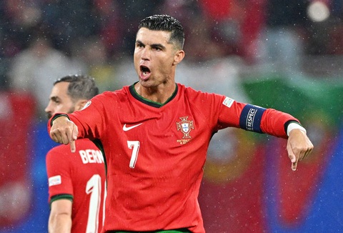 HLV Cristiano: 'Cầu thủ Bồ Đào Nha đều tìm Ronaldo để chuyền bóng'- Ảnh 1. Ronaldo