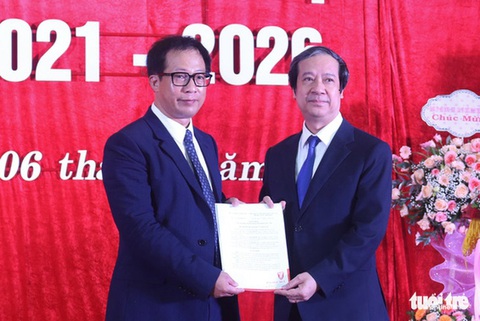 Trường đại học hơn một năm không có hiệu trưởng và hiệu phó, cấp trên nói ‘không ham quyền cố vị’- Ảnh 3. PGS.TS Lê Anh Phương (trái) nhận quyết định bổ nhiệm làm giám đốc Đại học Huế năm 2022 - Ảnh: NGUYỄN TRỌNG