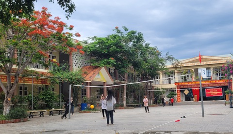 Vụ tuyển sinh sai tại trường nội trú Mường Lát: Ủy ban Kiểm tra Tỉnh ủy vào cuộc- Ảnh 1. Học sinh Trường phổ thông Dân tộc nội trú THCS Mường Lát (Thanh Hóa) chơi thể thao ở sân trường - Ảnh: HÀ ĐỒNG chụp tháng 5-2024