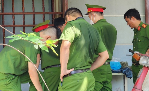 Vụ truy sát cả nhà: Tiếng hét cuối cùng của người cha cứu hai con nhỏ- Ảnh 4. Công an xã Nghĩa Dõng, Công an TP Quảng Ngãi và Công an tỉnh Quảng Ngãi có mặt rất nhanh sau khi vụ án mạng xảy ra - Ảnh: TRẦN MAI