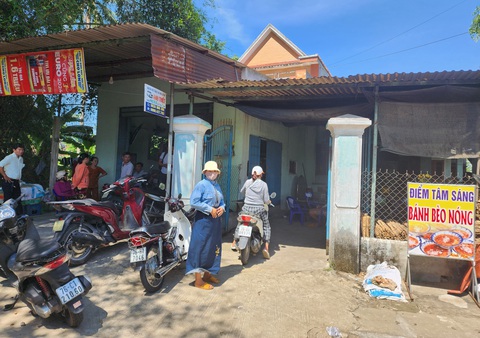 Vụ truy sát cả nhà: Tiếng hét cuối cùng của người cha cứu hai con nhỏ- Ảnh 3. Quán cà phê, ăn sáng sát cạnh khu vườn nhà anh T. là nơi mọi người nghe tiếng hét thất thanh và chạy về phía nhà anh T. kịp thời cứu hai cháu bé - Ảnh: TRẦN MAI